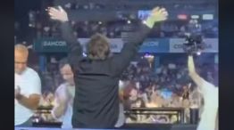 Milei en Jesús María. El entusiasmo por saludar al público le jugó una mala pasada.