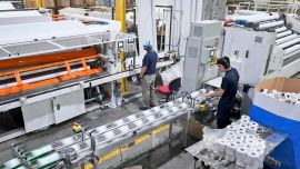 Pese a que los números siguen en caída libre, el Indec midió "leve mejora" en la industria 2025