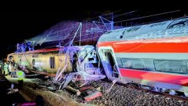 España en shock: descarrilaron dos trenes de alta velocidad y suman 39 los fallecidos y 152 los heridos