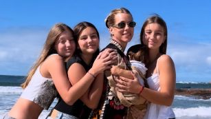 Nicole Neumann junto a sus tres hijas Indiana, Sienna y Allegra Cubero