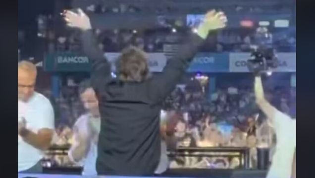 Milei en Jesús María. El entusiasmo por saludar al público le jugó una mala pasada.