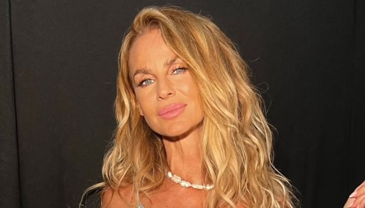 Sabrina Rojas deslumbró con su nuevo look honey blonde, el rubio ideal para las mujeres mayores de 40