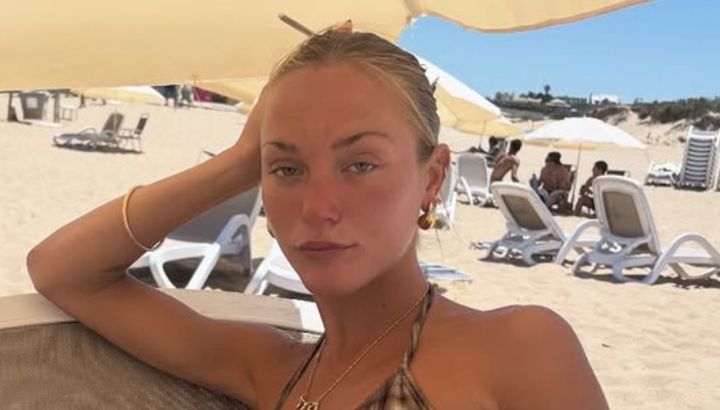 La hija de Maru Botana, Sofía Solá, apostó por una bikini clásica y logró un look playero perfecto