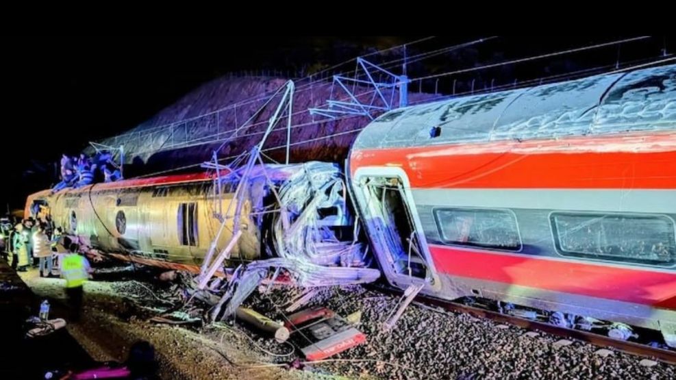 Descarrilaron dos trenes de alta velocidad en España 