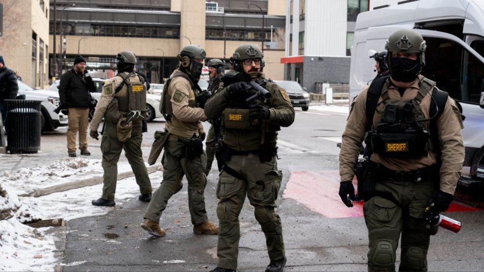 La Fiscalía General de EEUU no investigará por ahora al agente del ICE que mató a una mujer en Minneapolis