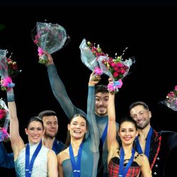 Charlene Guignard y Marco Fabbri de Italia, Laurence Fournier Beaudry y Guillaume Cizeron de Francia, y Lilah Fear y Lewis Gibson de Gran Bretaña posan con sus medallas después de la prueba de danza libre sobre hielo en el último día del Campeonato Europeo de Patinaje Artístico sobre Hielo ISU en Sheffield, norte de Inglaterra. | Foto:IAN HODGSON / AFP