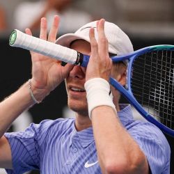 El canadiense Denis Shapovalov reacciona tras la victoria contra el chino Bu Yunchaokete durante su partido individual masculino en el segundo día del torneo de tenis Abierto de Australia en Melbourne. | Foto:Izhar Khan / AFP