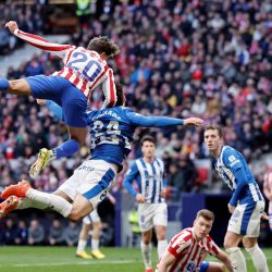 El delantero argentino del Atlético de Madrid, Giuliano Simeone, y el defensor español del Alavés, Víctor Parada, saltan por la pelota durante el partido de fútbol de la liga española entre el Club Atlético de Madrid y el Deportivo Alavés en el Estadio Metropolitano de Madrid. | Foto:OSCAR DEL POZO / AFP