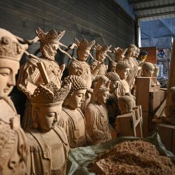 En esta fotografía se observan esculturas budistas de madera inacabadas en un taller de la aldea de Chongshan, en Suzhou, provincia de Jiangsu, al este de China. Los maestros talladores de madera de la aldea de Chongshan, cerca de la ciudad de Suzhou, se han ganado la vida durante generaciones creando esculturas budistas y taoístas para exhibirlas en templos de toda China. | Foto:JADE GAO / AFP