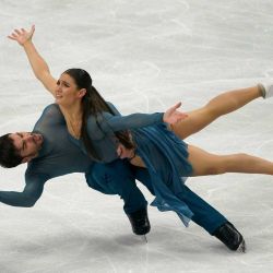 Los franceses Laurence Fournier Beaudry y Guillaume Cizeron se presentan durante la prueba de danza libre sobre hielo en el último día del Campeonato Europeo de Patinaje Artístico sobre Hielo ISU en Sheffield, norte de Inglaterra. | Foto:IAN HODGSON / AFP