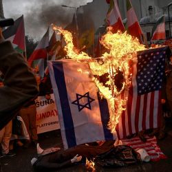Manifestantes prendieron fuego a banderas estadounidenses e israelíes mientras gritaban consignas durante una manifestación pro-iraní frente al consulado iraní en Estambul. Las autoridades iraníes han declarado que están considerando restablecer gradualmente el acceso a internet tras imponer un corte de comunicaciones sin precedentes hace 10 días, que, según organizaciones de derechos humanos, enmascaró una violenta represión de las protestas que causó miles de muertos. | Foto:OZAN KOSE / AFP