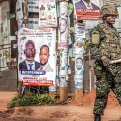 Miembros de la policía y el ejército de Uganda patrullan las calles dos días después de las elecciones presidenciales de 2026, mientras continúa el recuento de votos en Kampala. | Foto:LUIS TATO / AFP