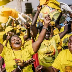 Partidarios del presidente en ejercicio de Uganda y candidato presidencial del Movimiento de Resistencia Nacional (MRN), Yoweri Museveni, bailan durante una reunión del partido para el anuncio de los resultados finales de las elecciones presidenciales ugandesas de 2026 en el recinto Lugogo de Kampala. El presidente de Uganda, Yoweri Museveni, de 81 años, obtuvo su séptimo mandato con el 71,65 % de los votos, según informó la Comisión Electoral del país. | Foto:LUIS TATO / AFP