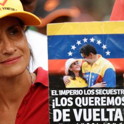 Una mujer sostiene una pancarta con la leyenda "Los queremos de vuelta" durante una manifestación en apoyo al depuesto presidente venezolano, Nicolás Maduro, y a su esposa, Cilia Flores, en Caracas. | Foto:PEDRO MATTEY / AFP