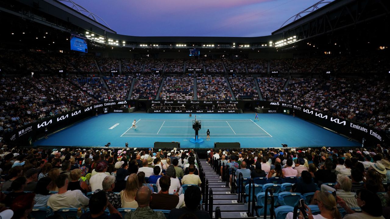 Yuan Yue, de China e Iga Swiatek , de Polonia, durante el partido de primera ronda de individuales femeninos, en el torneo de tenis Abierto de Australia, en Melbourne, Australia. | Foto:Xinhua/Wang Shen