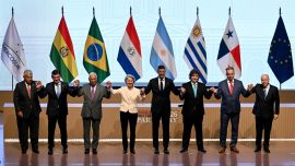 El presidente de Panamá, José Raúl Mulino; el presidente de Bolivia, Rodrigo Paz; el presidente del Consejo Europeo, Antonio Costa; la presidenta de la Comisión Europea, Ursula von der Leyen; el presidente de Paraguay, Santiago Peña; el presidente de Argentina, Javier Milei; el presidente de Uruguay, Yamandu Orsi; y el ministro de Relaciones Exteriores de Brasil, Mauro Vieira, posan para la foto oficial al término de la ceremonia de firma del acuerdo comercial entre la Unión Europea y el Mercosur, en el Gran Teatro José Asunción Flores del Banco Central de Paraguay en Asunción.