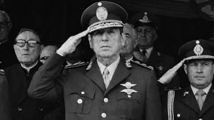 Juan Domingo Perón con uniforme militar durante su tercera presidencia, tras el ataque del ERP al cuartel de Azul