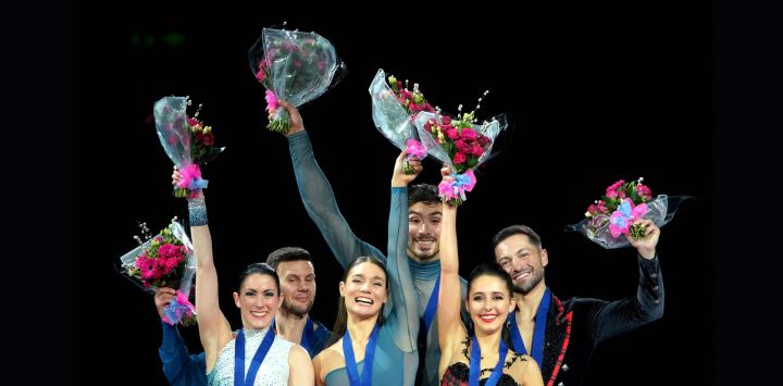 Charlene Guignard y Marco Fabbri de Italia, Laurence Fournier Beaudry y Guillaume Cizeron de Francia, y Lilah Fear y Lewis Gibson de Gran Bretaña posan con sus medallas después de la prueba de danza libre sobre hielo en el último día del Campeonato Europeo de Patinaje Artístico sobre Hielo ISU en Sheffield, norte de Inglaterra.