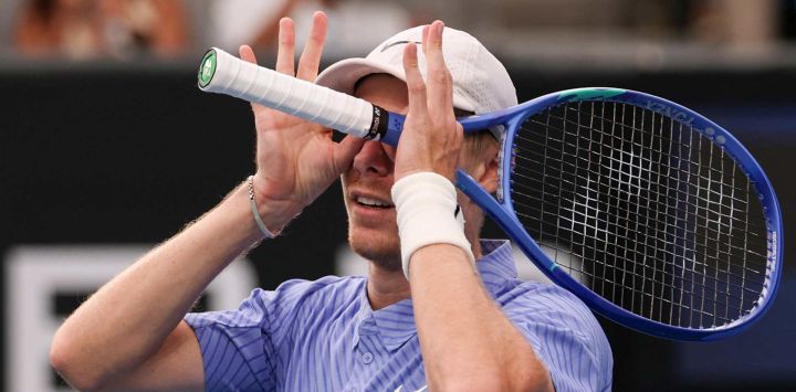 El canadiense Denis Shapovalov reacciona tras la victoria contra el chino Bu Yunchaokete durante su partido individual masculino en el segundo día del torneo de tenis Abierto de Australia en Melbourne.