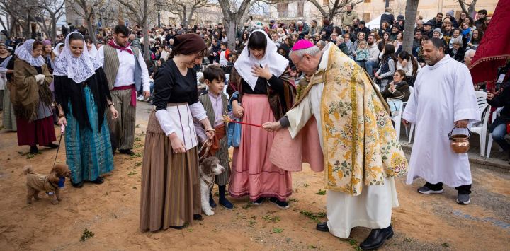 El obispo de Mallorca, Sebastia Taltavull, bendice a un perro durante las Bendiciones, ceremonia tradicional de bendición de animales que conmemora el día de San Antón, patrón de los animales, en Muro, Mallorca. Perros, gatos, conejos e incluso tortugas, muchos ataviados con sus mejores galas, desfilaron por las iglesias de toda España en busca de la bendición del día de San Antonio, patrón de los animales.