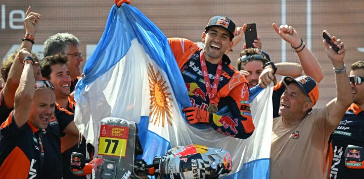 El piloto argentino Luciano Benavides con una Ktm 450 Rally Factory sostiene la bandera de su país mientras celebra en el podio tras ganar la 48ª edición del Rally Dakar 2026 en Yanbu, Arabia Saudita.