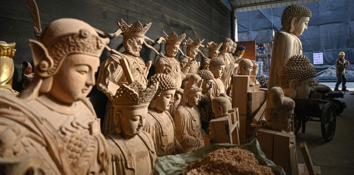 En esta fotografía se observan esculturas budistas de madera inacabadas en un taller de la aldea de Chongshan, en Suzhou, provincia de Jiangsu, al este de China. Los maestros talladores de madera de la aldea de Chongshan, cerca de la ciudad de Suzhou, se han ganado la vida durante generaciones creando esculturas budistas y taoístas para exhibirlas en templos de toda China.