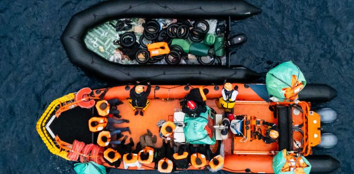 Esta fotografía aérea muestra a la tripulación del barco de rescate "Ocean Viking" rescatando una embarcación con migrantes en peligro utilizando una lancha neumática rígida (RHIB) en la zona de búsqueda y rescate frente a aguas internacionales de Libia. Cuarenta y seis migrantes fueron rescatados por la tripulación del "Ocean Viking" en aguas internacionales frente a la costa de Libia cuando intentaban llegar a la isla italiana de Lampedusa. Libia, situada a unos 300 km de la costa italiana, es uno de los principales puntos de salida del norte de África para migrantes, principalmente del África subsahariana, que arriesgan sus vidas al intentar cruzar el mar Mediterráneo.