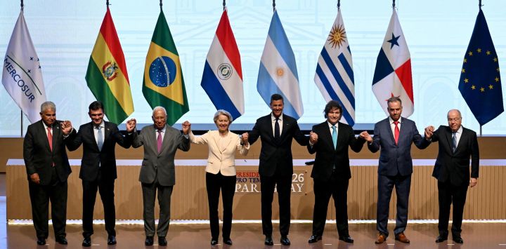 El presidente de Panamá, José Raúl Mulino; el presidente de Bolivia, Rodrigo Paz; el presidente del Consejo Europeo, Antonio Costa; la presidenta de la Comisión Europea, Ursula von der Leyen; el presidente de Paraguay, Santiago Peña; el presidente de Argentina, Javier Milei; el presidente de Uruguay, Yamandu Orsi; y el ministro de Relaciones Exteriores de Brasil, Mauro Vieira, posan para la foto oficial al término de la ceremonia de firma del acuerdo comercial entre la Unión Europea y el Mercosur, en el Gran Teatro José Asunción Flores del Banco Central de Paraguay en Asunción.