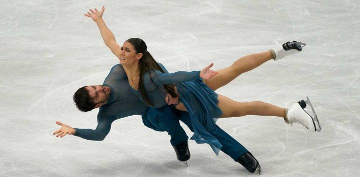 Los franceses Laurence Fournier Beaudry y Guillaume Cizeron se presentan durante la prueba de danza libre sobre hielo en el último día del Campeonato Europeo de Patinaje Artístico sobre Hielo ISU en Sheffield, norte de Inglaterra.