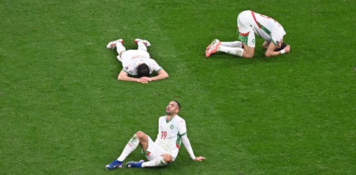 Los jugadores de Marruecos reaccionan tras su derrota en la final de la Copa Africana de Naciones (CAN) entre Senegal y Marruecos en el Estadio Príncipe Moulay Abdellah en Rabat.