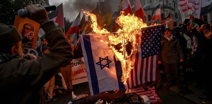 Manifestantes prendieron fuego a banderas estadounidenses e israelíes mientras gritaban consignas durante una manifestación pro-iraní frente al consulado iraní en Estambul. Las autoridades iraníes han declarado que están considerando restablecer gradualmente el acceso a internet tras imponer un corte de comunicaciones sin precedentes hace 10 días, que, según organizaciones de derechos humanos, enmascaró una violenta represión de las protestas que causó miles de muertos.
