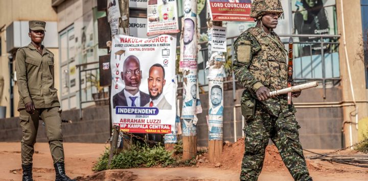 Miembros de la policía y el ejército de Uganda patrullan las calles dos días después de las elecciones presidenciales de 2026, mientras continúa el recuento de votos en Kampala.