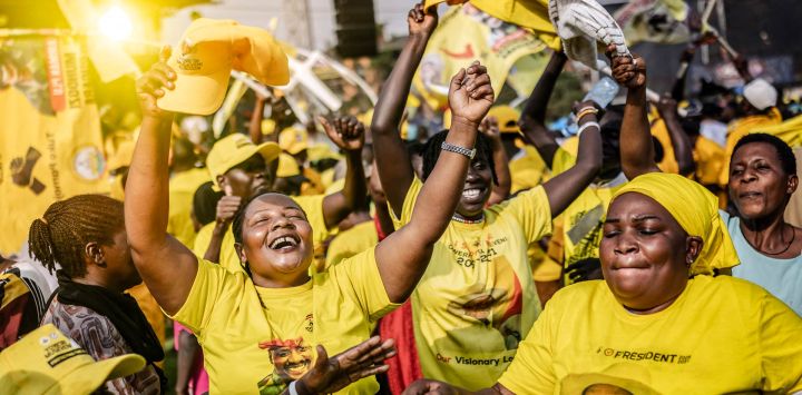 Partidarios del presidente en ejercicio de Uganda y candidato presidencial del Movimiento de Resistencia Nacional (MRN), Yoweri Museveni, bailan durante una reunión del partido para el anuncio de los resultados finales de las elecciones presidenciales ugandesas de 2026 en el recinto Lugogo de Kampala. El presidente de Uganda, Yoweri Museveni, de 81 años, obtuvo su séptimo mandato con el 71,65 % de los votos, según informó la Comisión Electoral del país.