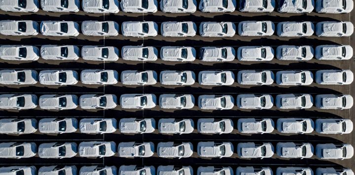 Vista aérea de autos nuevos descargados del buque BYD Changzhou en el puerto de Zárate, sobre el río Paraná, en Zárate, provincia de Buenos Aires, Argentina. El fabricante chino de automóviles BYD descargó alrededor de 5.000 vehículos nuevos, incluyendo modelos eléctricos e híbridos, al mercado argentino.