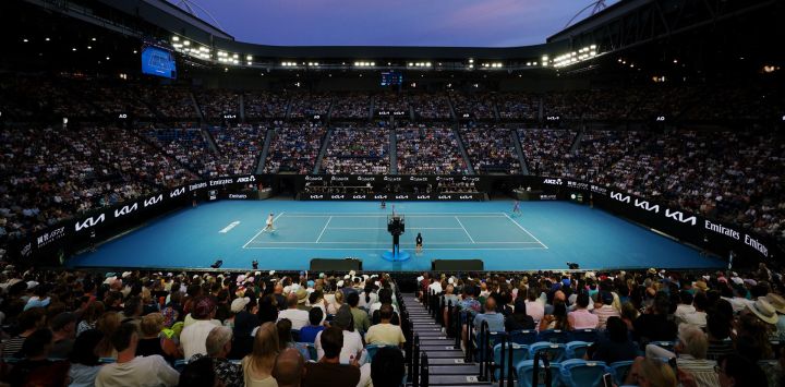 Yuan Yue, de China e Iga Swiatek , de Polonia, durante el partido de primera ronda de individuales femeninos, en el torneo de tenis Abierto de Australia, en Melbourne, Australia.