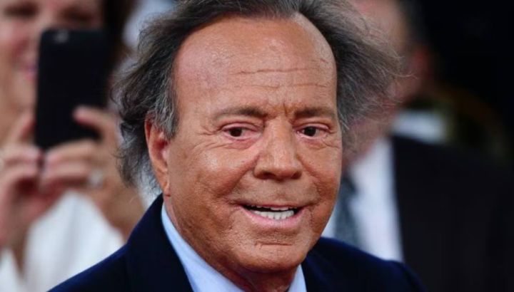 Julio Iglesias comenzó a defenderse tras las acusaciones de sus exempleadas: ¿qué le pidió a la justicia?