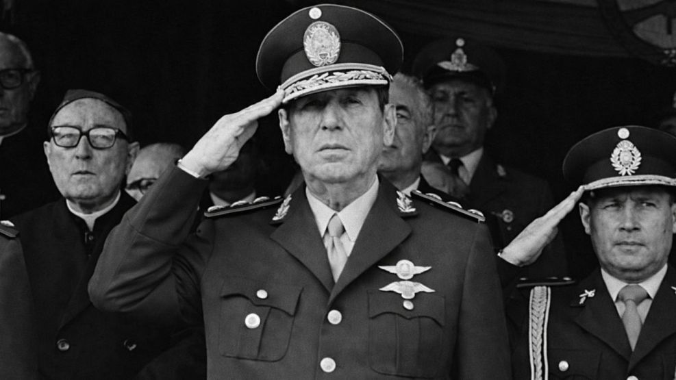 Juan Domingo Perón con uniforme militar durante su tercera presidencia, tras el ataque del ERP al cuartel de Azul