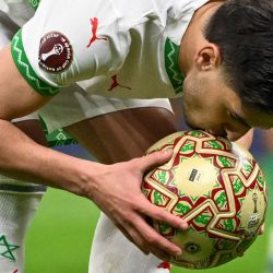 El delantero marroquí Brahim Díaz besa la pelota antes de un penal durante la final de la Copa Africana de Naciones (CAN) entre Senegal y Marruecos en el Estadio Príncipe Moulay Abdellah en Rabat. | Foto:SEBASTIEN BOZON / AFP