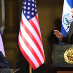 El presidente de El Salvador, Nayib Bukele, pronuncia un discurso ante funcionarios gubernamentales y extranjeros durante el Primer Desayuno Nacional de Oración por El Salvador, mientras el congresista estadounidense Robert Aderholt se toma una foto con su celular en el Palacio Nacional de San Salvador. | Foto:MARVIN RECINOS / AFP