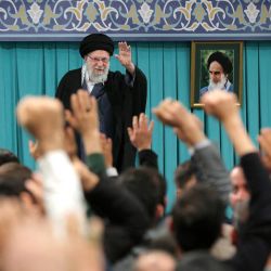 Esta fotografía, proporcionada por la oficina del líder supremo de Irán, el ayatolá Ali Khamenei, lo muestra dirigiéndose a una reunión con el pueblo en Teherán. | Foto:KHAMENEI.IR / AFP