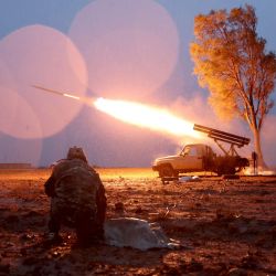 Fuerzas del gobierno sirio lanzan un cohete contra fuerzas kurdas cerca de Dibsi Faraj, en la zona norte de Tabqa, provincia de Raqa. El ejército sirio tomó el control de amplias zonas del norte de Siria y amenazó con bombardear partes de la provincia de Raqa, tras la retirada de las fuerzas kurdas del territorio que habían ocupado durante más de una década. | Foto:OMAR HAJ KADOUR / AFP