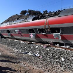 La imagen muestra un tren de alta velocidad Iryo que descarriló y chocó con otro dos días antes, en Adamuz, sur de España. Al menos 41 personas murieron y más de 120 resultaron heridas en el accidente ferroviario más mortífero en España en más de una década. | Foto:CRISTINA QUICLER / AFP