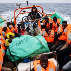 Migrantes a bordo de una lancha neumática rígida (RHIB) del buque de rescate "Ocean Viking" tras ser rescatados de una lancha abarrotada en la zona de búsqueda y rescate frente a las aguas internacionales de Libia. Cuarenta y seis migrantes en una lancha neumática en peligro fueron rescatados por la tripulación del "Ocean Viking" en aguas internacionales frente a la costa de Libia mientras intentaban llegar a la isla italiana de Lampedusa. | Foto:SAMEER Al-DOUMY / AFP