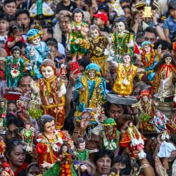 Personas portan imágenes religiosas del Niño Jesús durante la fiesta anual de Santo Niño en Manila, Filipinas. | Foto:JAM STA ROSA / AFP