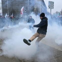 Un manifestante devuelve un bote de gas lacrimógeno durante los enfrentamientos con la policía frente al Parlamento Europeo durante una protesta contra el acuerdo de libre comercio entre la Unión Europea y los países del Mercosur, en vísperas de la votación sobre su remisión a los tribunales, en Estrasburgo, Francia. | Foto:NICOLAS TUCAT / AFP