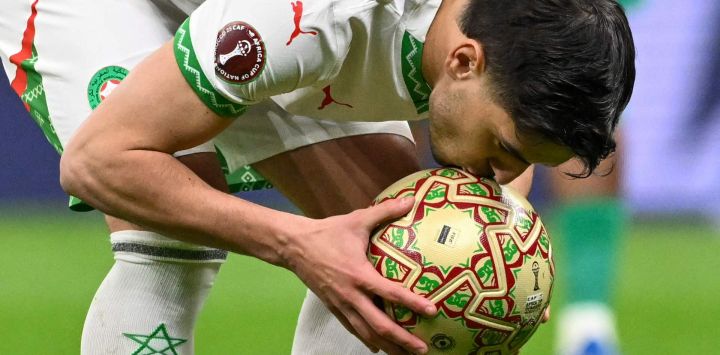 El delantero marroquí Brahim Díaz besa la pelota antes de un penal durante la final de la Copa Africana de Naciones (CAN) entre Senegal y Marruecos en el Estadio Príncipe Moulay Abdellah en Rabat.