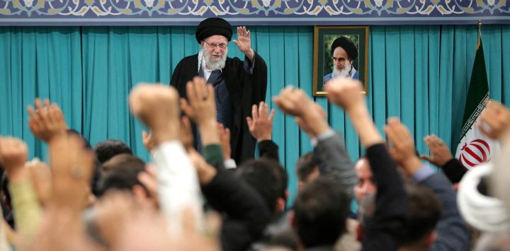 Esta fotografía, proporcionada por la oficina del líder supremo de Irán, el ayatolá Ali Khamenei, lo muestra dirigiéndose a una reunión con el pueblo en Teherán.