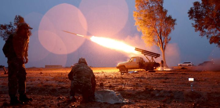 Fuerzas del gobierno sirio lanzan un cohete contra fuerzas kurdas cerca de Dibsi Faraj, en la zona norte de Tabqa, provincia de Raqa. El ejército sirio tomó el control de amplias zonas del norte de Siria y amenazó con bombardear partes de la provincia de Raqa, tras la retirada de las fuerzas kurdas del territorio que habían ocupado durante más de una década.