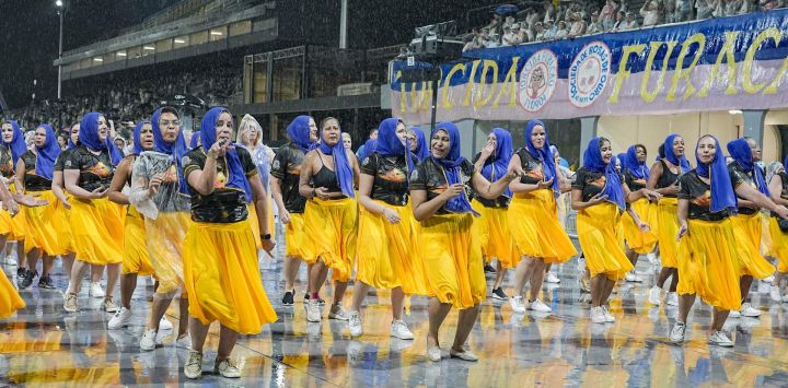 Imagen de miembros de la Escuela de Samba "Aguia de Ouro" participando en un ensayo para el Carnaval 2026, en Sao Paulo, Brasil.