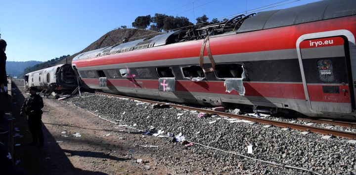 La imagen muestra un tren de alta velocidad Iryo que descarriló y chocó con otro dos días antes, en Adamuz, sur de España. Al menos 41 personas murieron y más de 120 resultaron heridas en el accidente ferroviario más mortífero en España en más de una década.